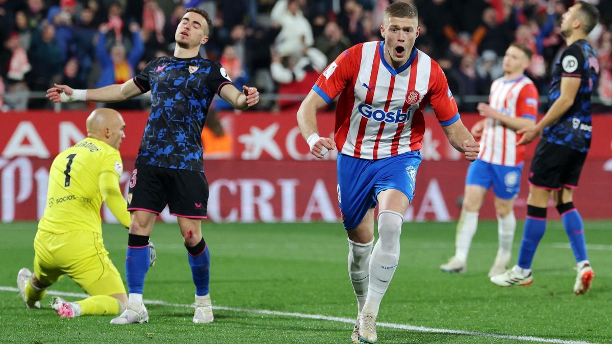 Dovbyk celebra uno de sus tres goles al Sevilla en Montilivi.