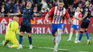 Dovbyk celebra uno de sus tres goles al Sevilla en Montilivi.