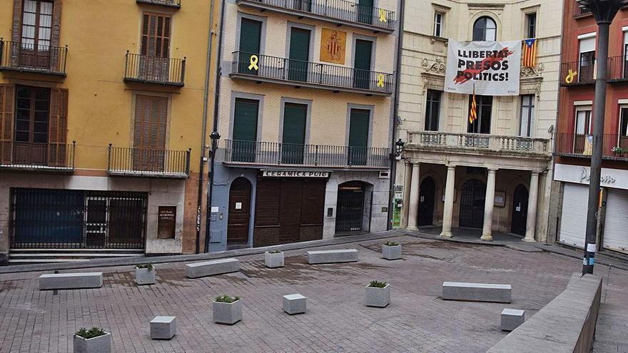 La plaça de Sant Pere amb mobiliari urbà que hi limita la circulació de vehicles
