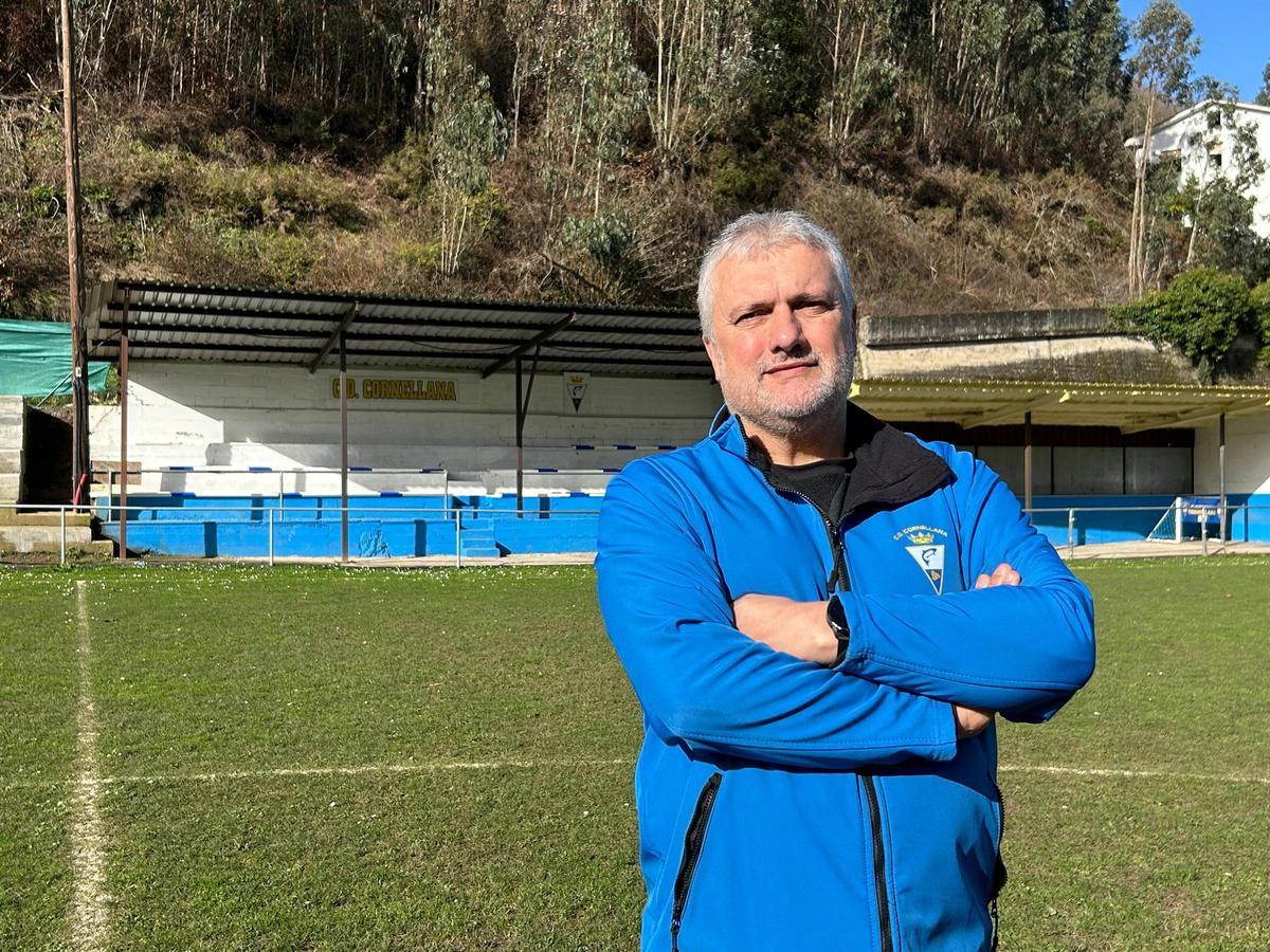 El presidente del Cornellana, Michel Prieto, en el campo de Vistalegre.