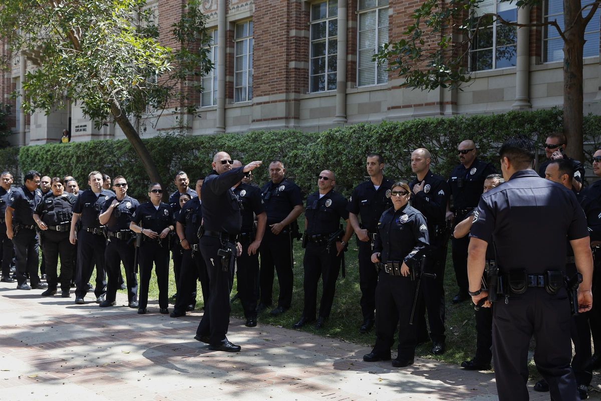 Los Angeles (United States), 01/05/2024.- Law enforcement officers gather near the encampment of pro-Palestinian protesters on the campus of University of California Los Angeles (UCLA) in Los Angeles, California, USA, 01 May 2024. Nationwide protests have sprung up across the country on school campuses, many calling for institutions to divest investments in Israel and in support of a ceasefire in the Gaza conflict. (Protestas) EFE/EPA/CAROLINE BREHMAN