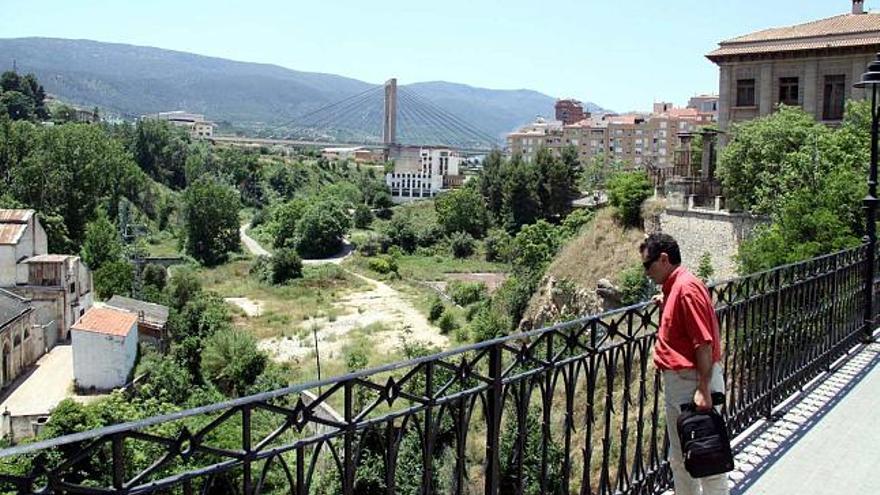 El proyecto de restauración afectará a la margen derecha del río Riquer, aguas arriba del puente de María Cristina.