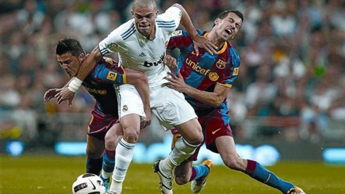 Pepe pugna con Villa y Busquets en busca del balón, el sábado en el Bernabéu.
