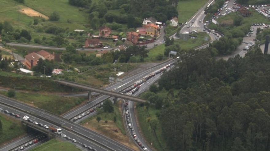 La caravana de coches hacia la vacunación en el Ifevi desde el aire