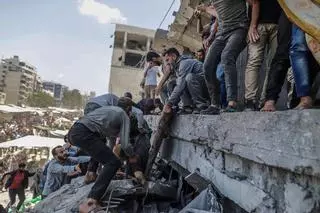 Al menos 16 muertos en un ataque israelí contra desplazados en una escuela convertida en refugio en el sur de Gaza