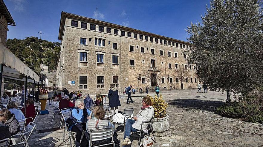 Visitantes sentados en uno de los bares de la Plaça dels Peregrins del Santuario de Lluc.