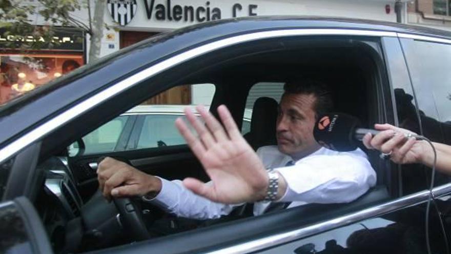 El presidente Amadeo Salvo, ayer, cuando abandonaba las oficinas del club.