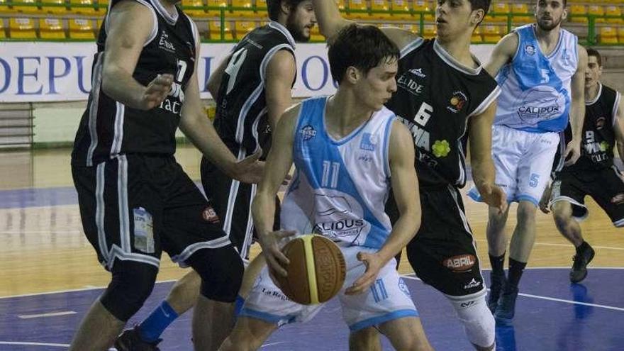 Un lance del partido entre el Cálidos Gallego y Estudiantes. // FdV