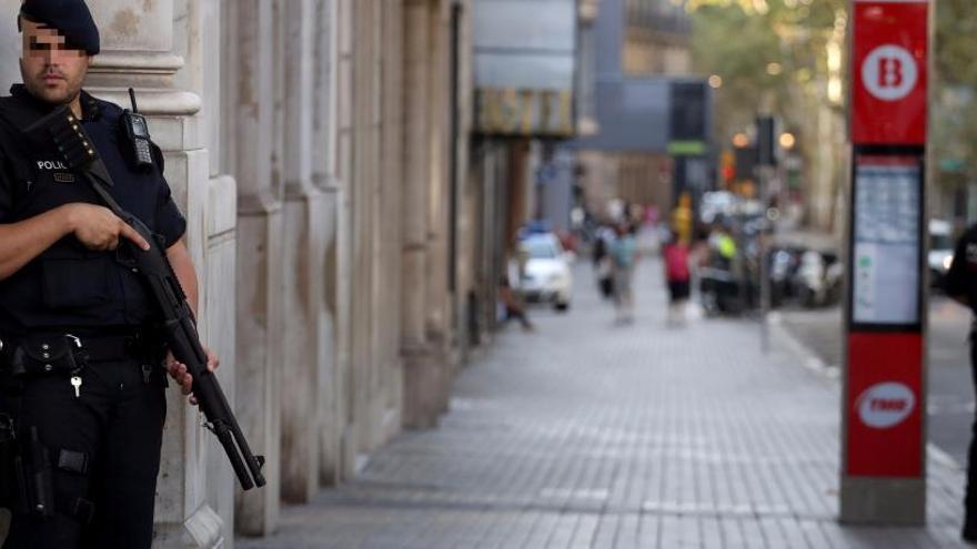 Agents dels mossos patrullant pels carrers de Barcelona.