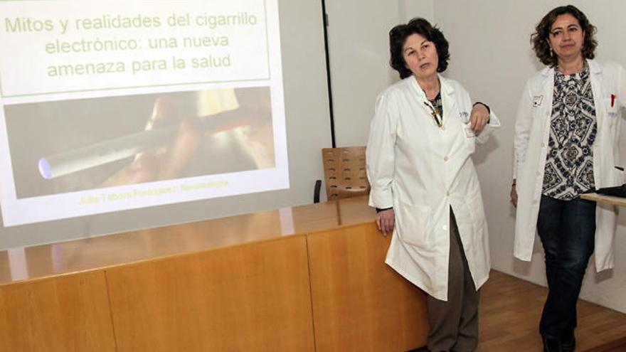 Julia Tábara (dcha.) y la jefa de Neumología, Carmen Montero..//13 fotos