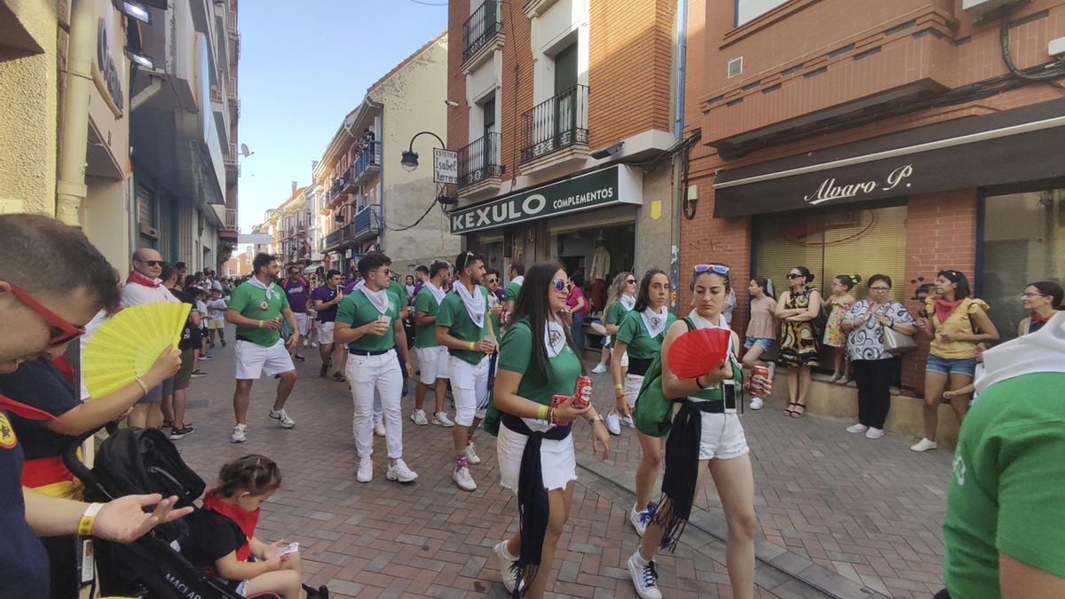 Desfile de la peñas del martes, tras la recepción de Siguiñuelo en Maragatos. Los abanicos se han convertido en el complemento más útil de estas fiestas.