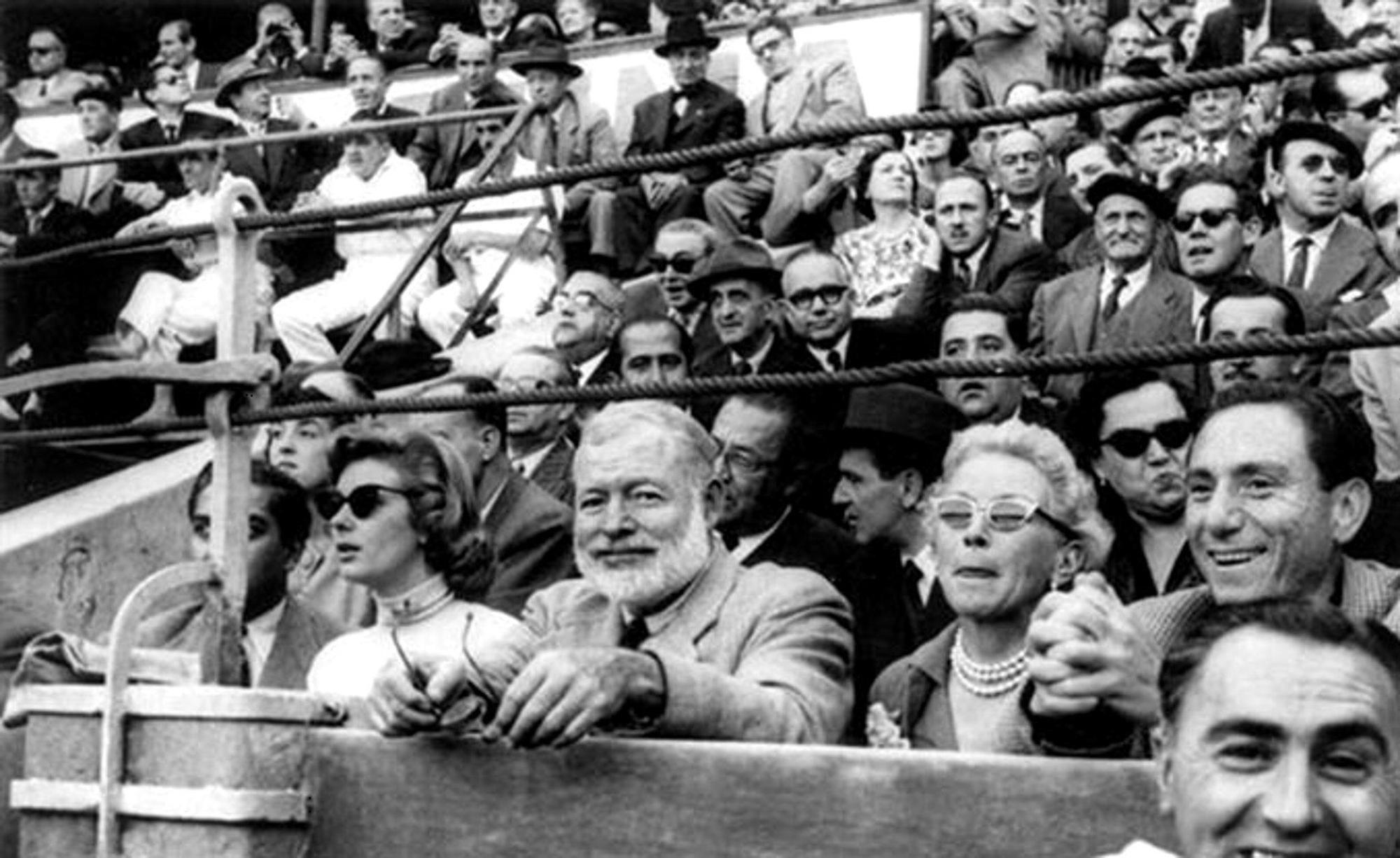 1956. Ernest Hemingway y Mary Welsh tras la barrera del Coso de la Misericordia, attending Bull Fight in Zaragoza 1956.jpg