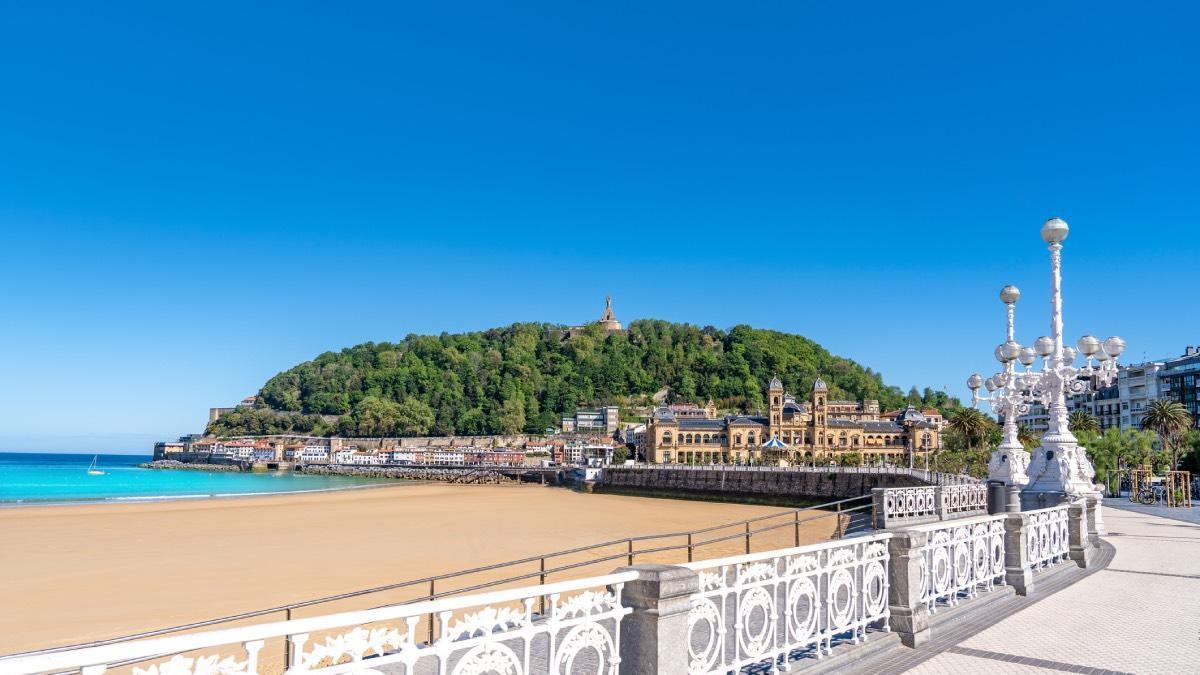 El paseo marítimo de la playa de La Concha en San Sebastián