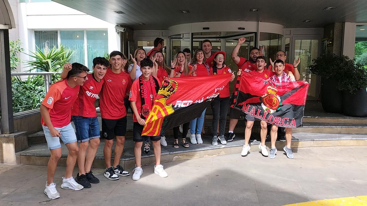 Decenas de mallorquinistas apoyan a los jugadores en el hotel