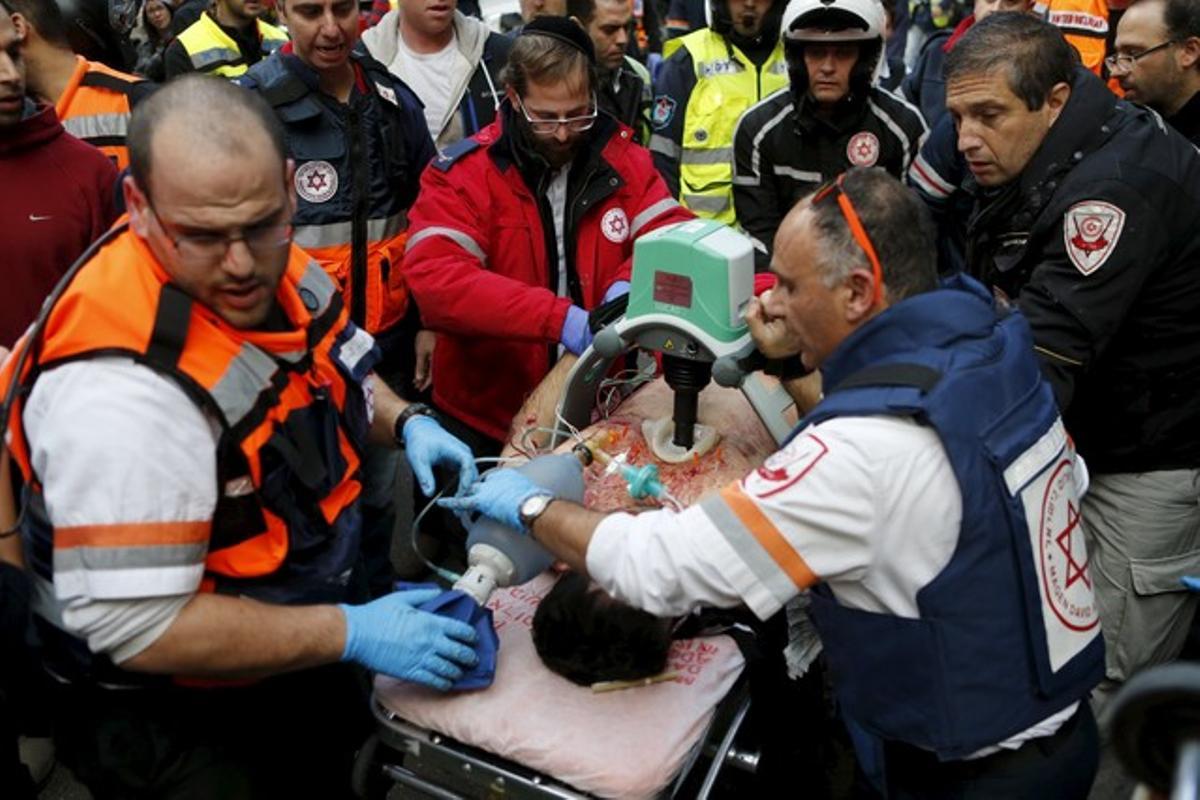 ATTENTION EDITORS - VISUAL COVERAGE OF SCENES OF INJURY OR DEATH  Israeli medics evacuate a wounded person from the scene of a shooting incident in Tel Aviv  Israel January 1  2016  One person was killed and several were wounded in a shooting incident in central Tel Aviv on Friday  Israeli media said  A police spokesman confirmed there had been several casualties but would not say if anyone was killed in the incident on Dizengoff Street  REUTERS Nir Elias TEMPLATE OUT