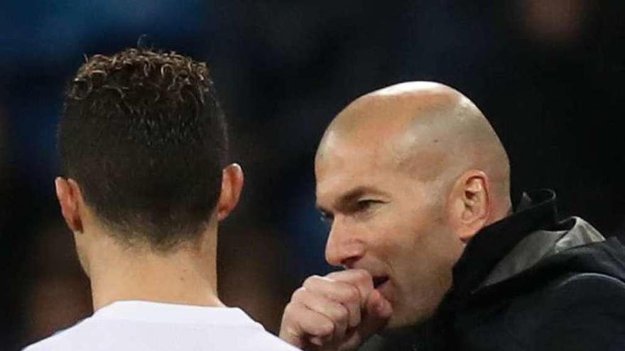 Zidane da instrucciones a Cristiano Ronaldo, ayer.