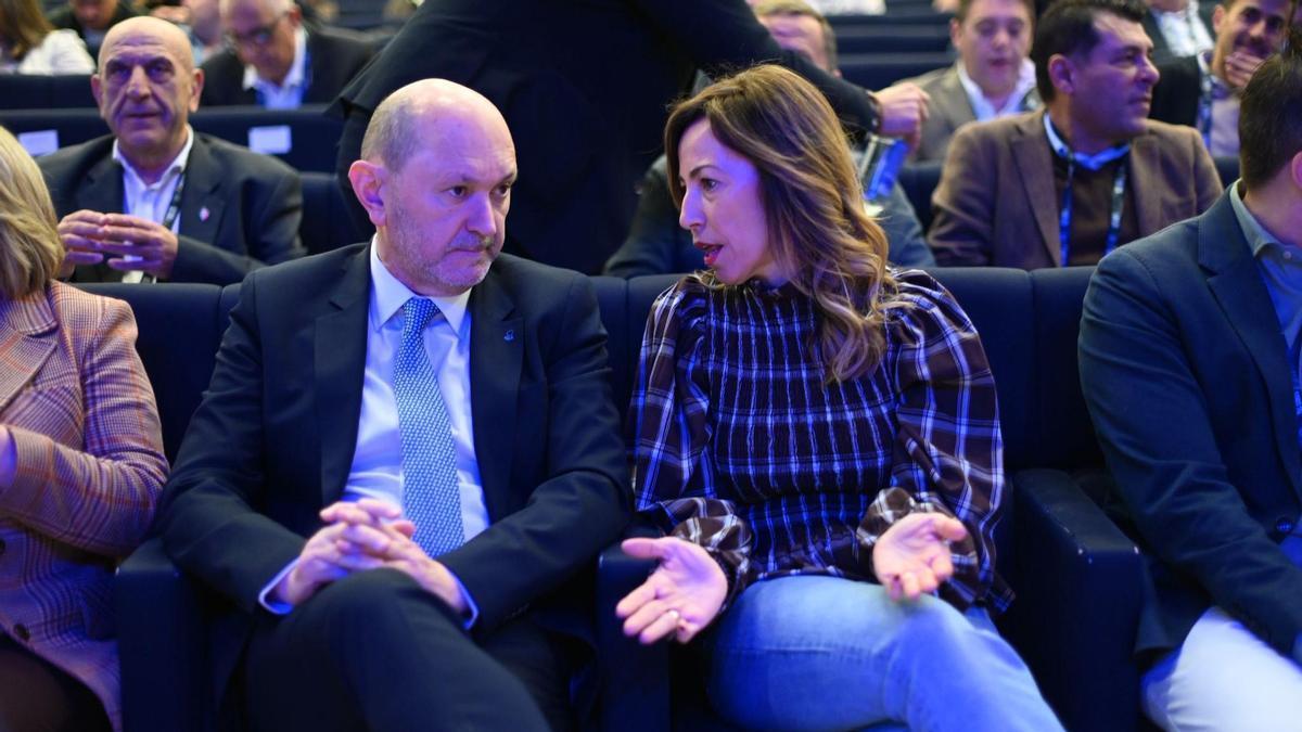 El presidente de la RFEF, Rafael Louzán, junto a la alcaldesa de Zaragoza, Natalia Chueca.