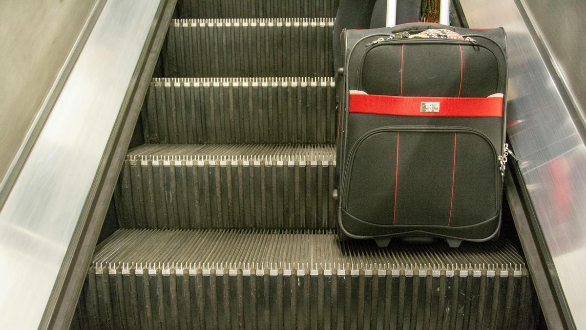 Se acabó el abuso con las maletas en el avión: multan a Ryanair, Vueling, easyJet y Volotea por cobrar el equipaje de mano