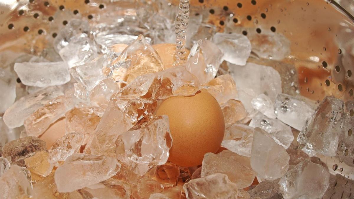El hielo también ayuda a poder pelar los huevos cocidos más fácilmente.
