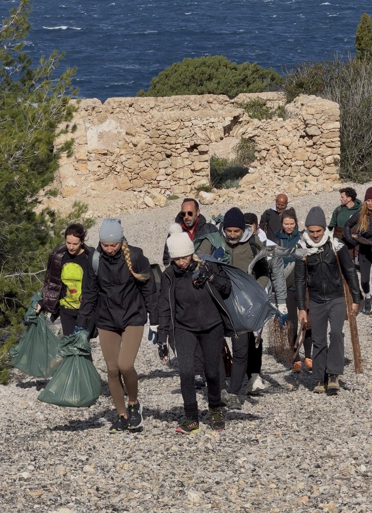 Voluntarios con sacos de residuos Voluntarios con sacos de residuos