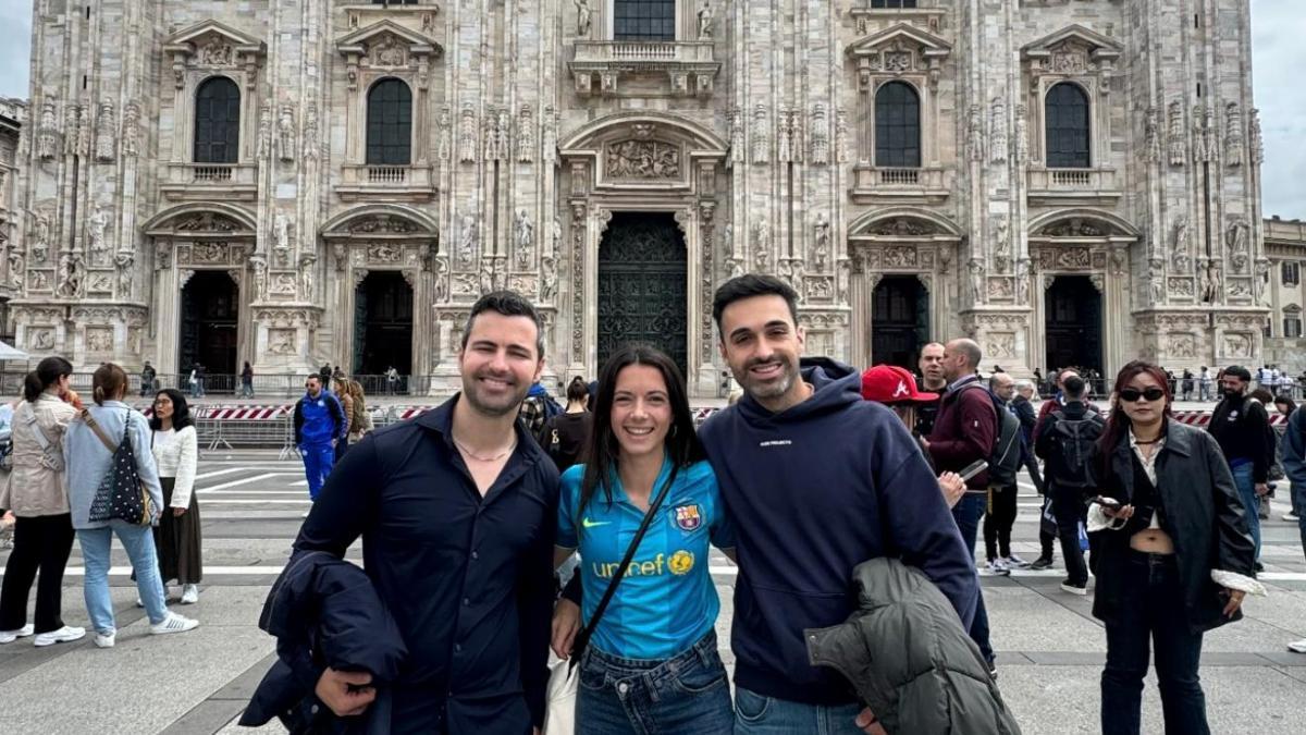 Aitana Bonmatí enfrente del Duomo