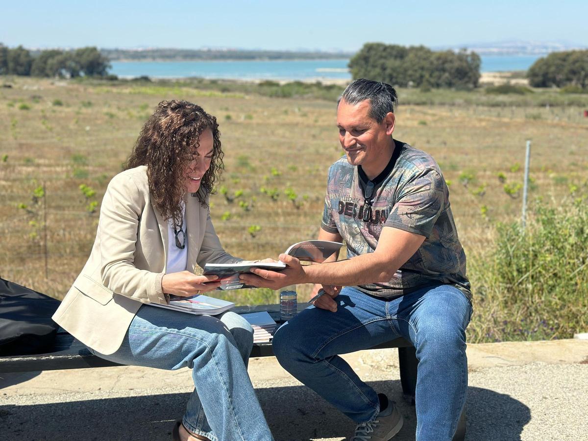 Rosario Chazarra, concejal de Turismo y el fotógrafo y salinero Federico Kenzelmann Area