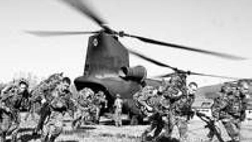 Envío de 3 helicópterosa la base de Afganistán