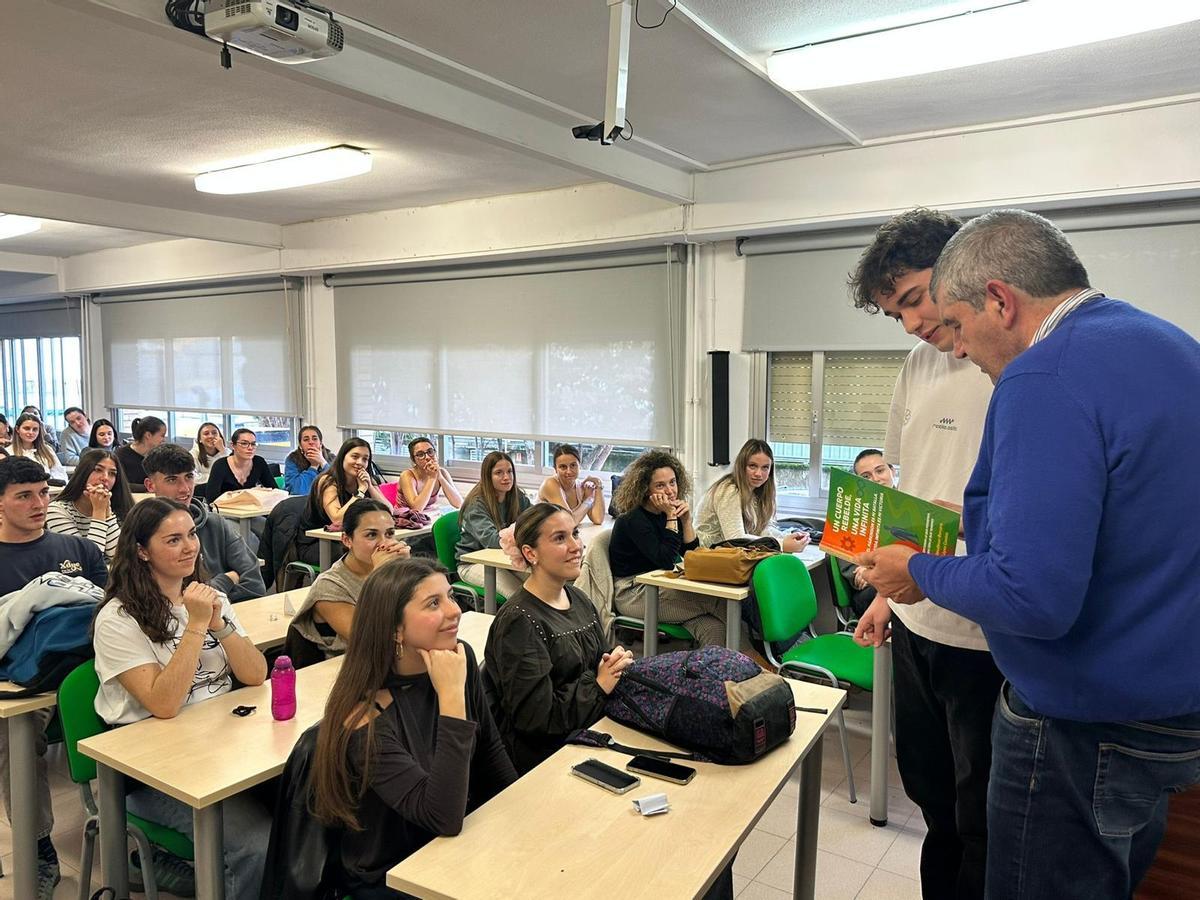 Además de colaborar con asociaciones, Ignacio Almudévar da a conocer el párkinson a los estudiantes de Enfermería.