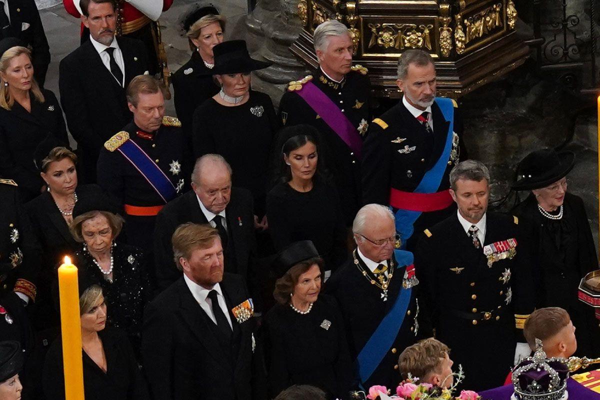 Los reyes de España, Letizia y Felipe, junto a los reyes eméritos, Juan Carlos y Sofía, en el funeral de la reina Isabel II