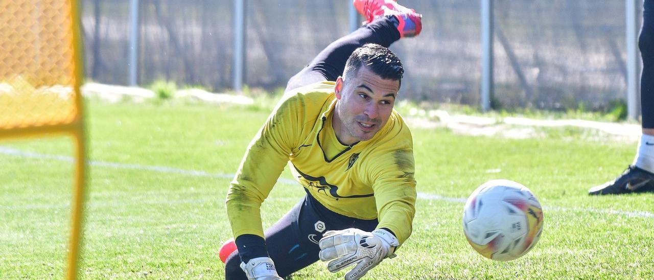 Andrés Fernández realiza una estirada en un entrenamiento.