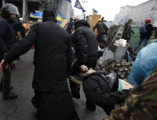 La violencia regresa al centro de Kiev tras romperse la tregua acordada la noche del miércoles. Opositores y fuerzas de seguridad protagonizan de nuevo choques que sumen al país en una severa crisis