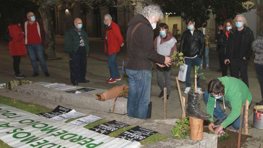 El colectivo, plantando un árbol en Bispo Cesáreo. | // IÑAKI OSORIO