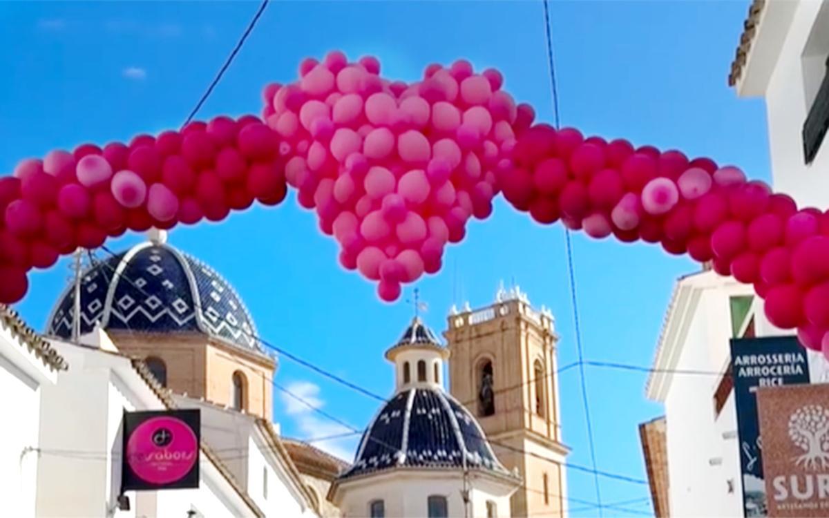 Decoracion en el casco antiguo de Altea por la Ruta del Amor 2025.