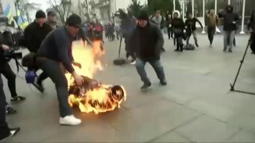 Un hombre se prende fuego frente a la Oficina del presidente de Ucrania