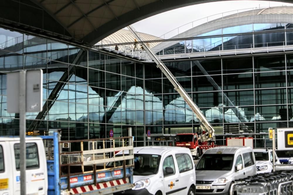 El temporal obliga a cerrar el tráfico aéreo en el aeropuerto de Alicante-Elche