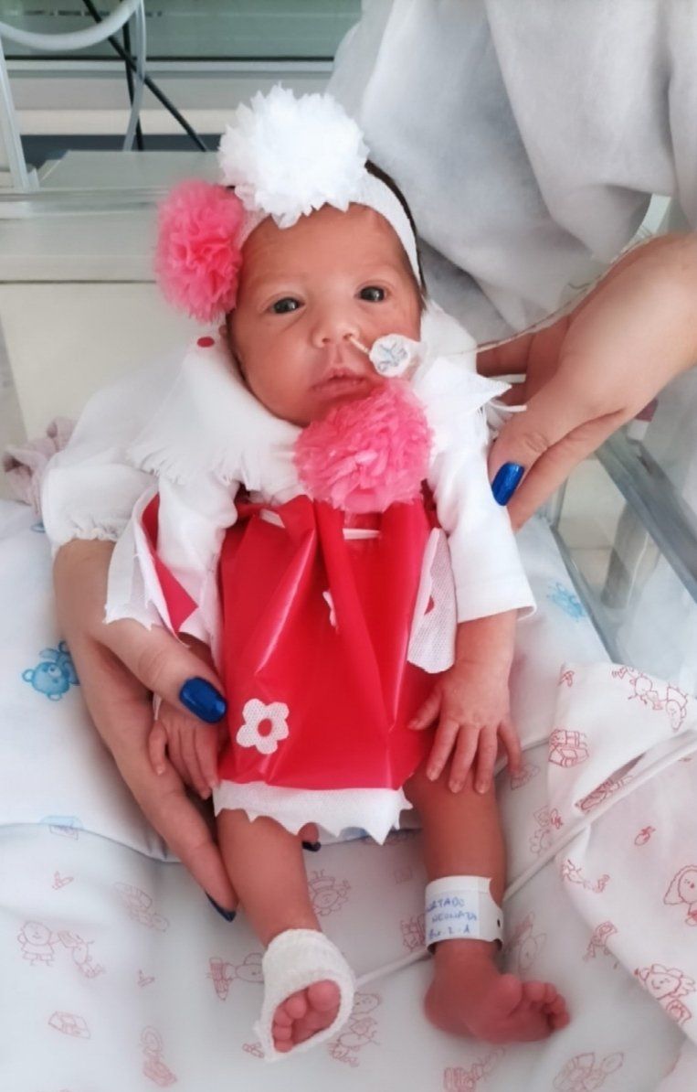 La bebé, con el traje de huertana elaborado por enfermeras de la Arrixaca.