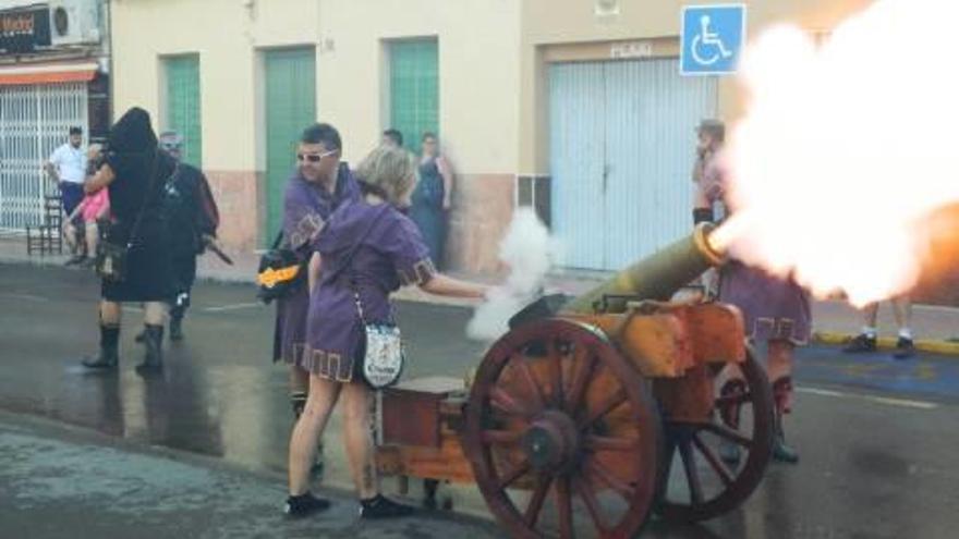 Uno de los cañones en los actos de arcabucería.