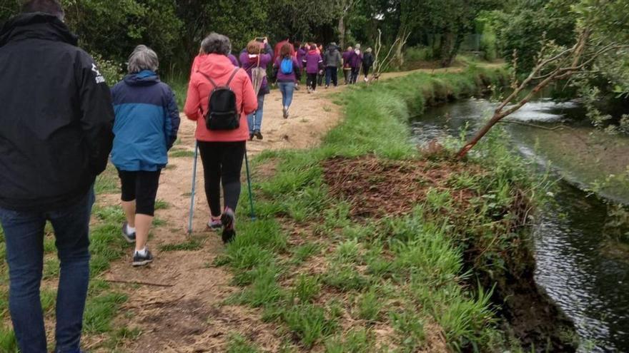 Los senderistas recorren el camino al borde del río Chanca.  | // FV 