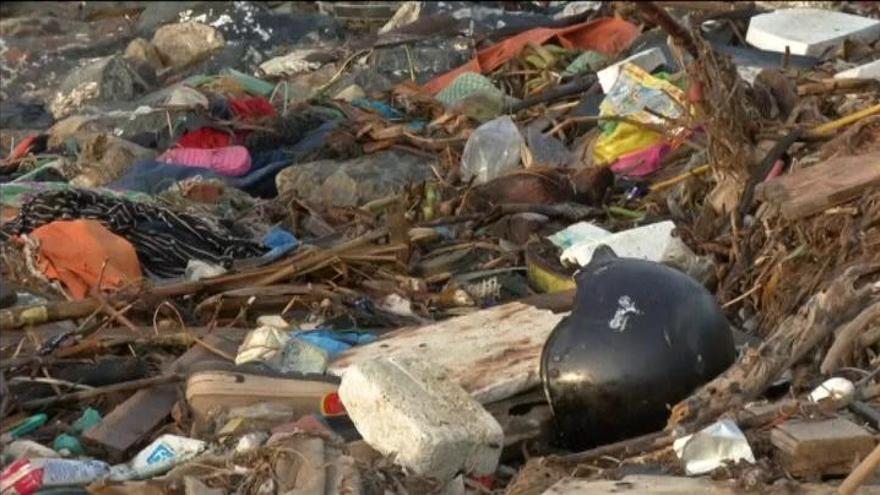 El plástico conquista la costa de Vietnam