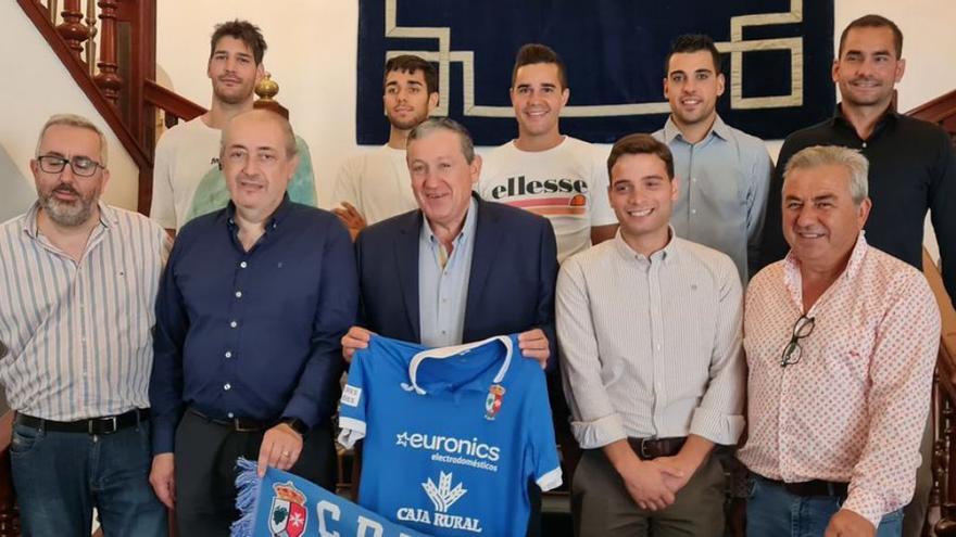 El presidente de la Diputación recibió ayer a una representación del CD Villaralbo tras su ascenso a Tercera. | CDV