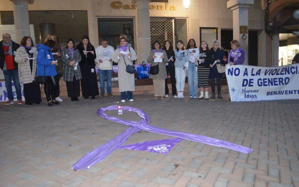 Un gran lazo morado presidió el acto celebrado en la Plaza de Santa María. | E. P.