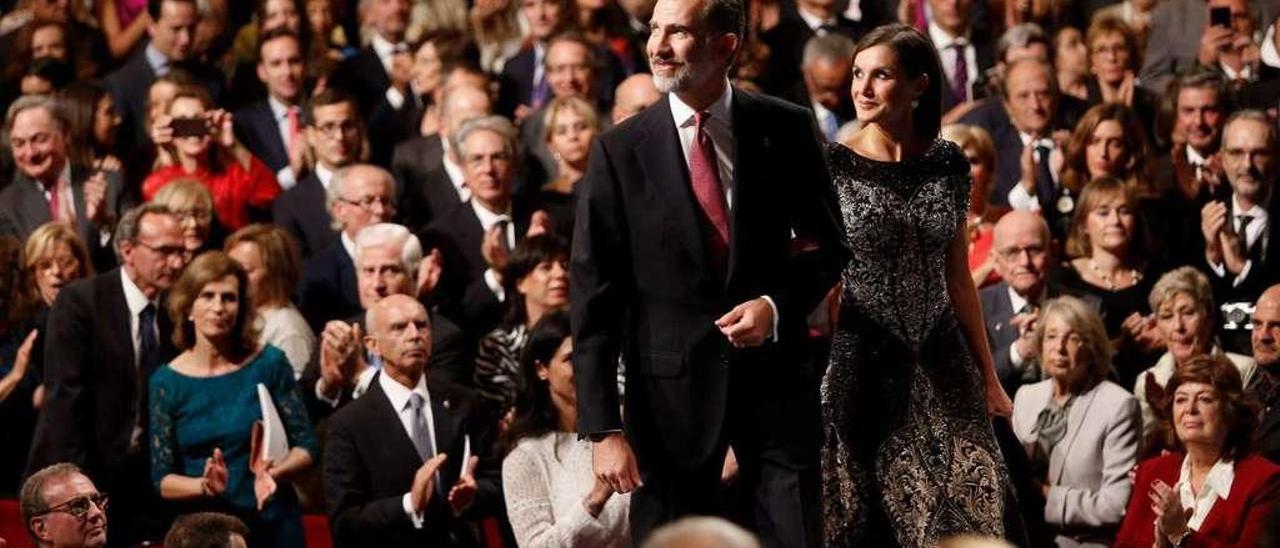 El Rey Felipe VI y la Reina doña Letizia reciben el aplauso del público en el Campoamor, puesto en pie.