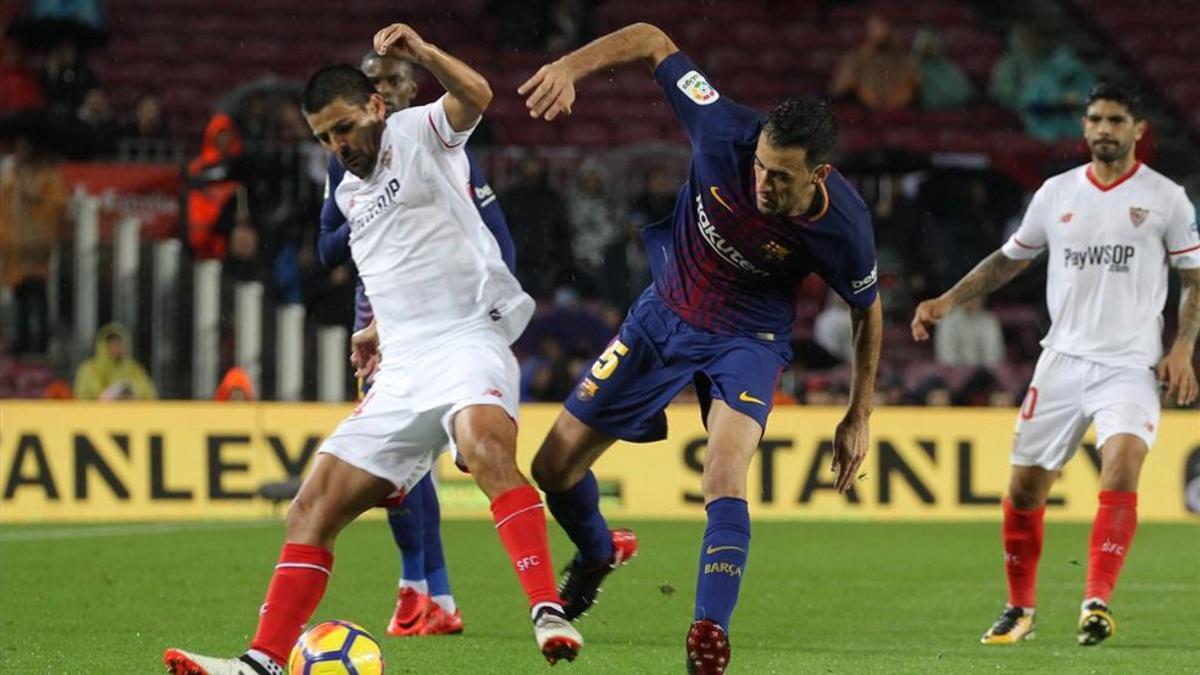 Nolito pelea un balón con Busquets en el Barça-Sevilla del sábado