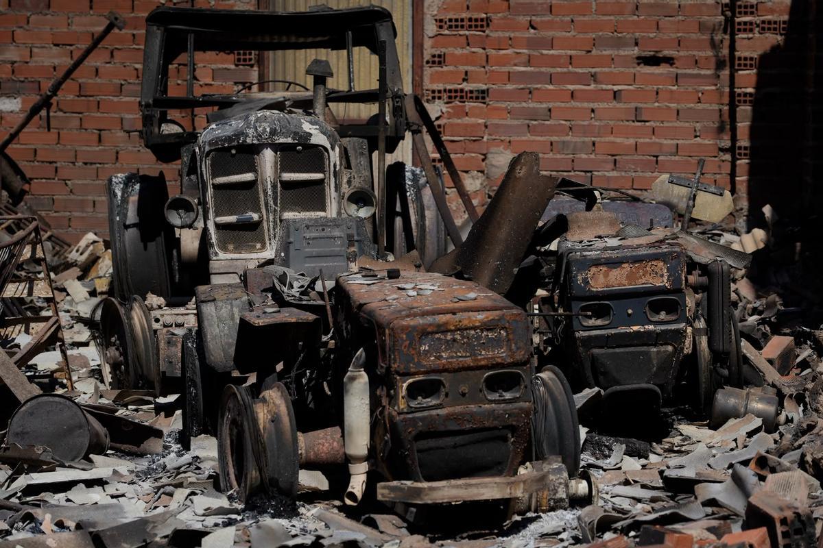 GALERÍA | El paso del fuego por Mámoles arrasa la explotación de Alfredo Fernándes