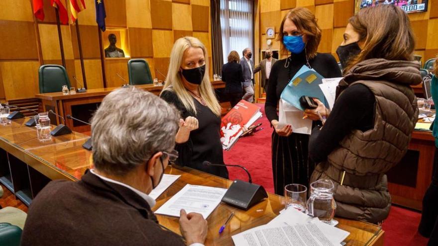 Julio Calvo (Vox), de espaldas, Ros Cihuelo (PSOE), Carmen Herrarte (Cs) y María Navarro (PP), ayer. | AYUNTAMIENTO DE ZARAGOZA