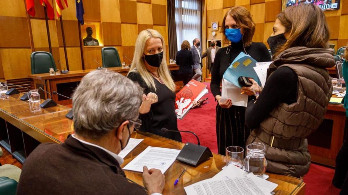 Julio Calvo (Vox), de espaldas, Ros Cihuelo (PSOE), Carmen Herrarte (Cs) y María Navarro (PP), ayer.  | AYUNTAMIENTO DE ZARAGOZA