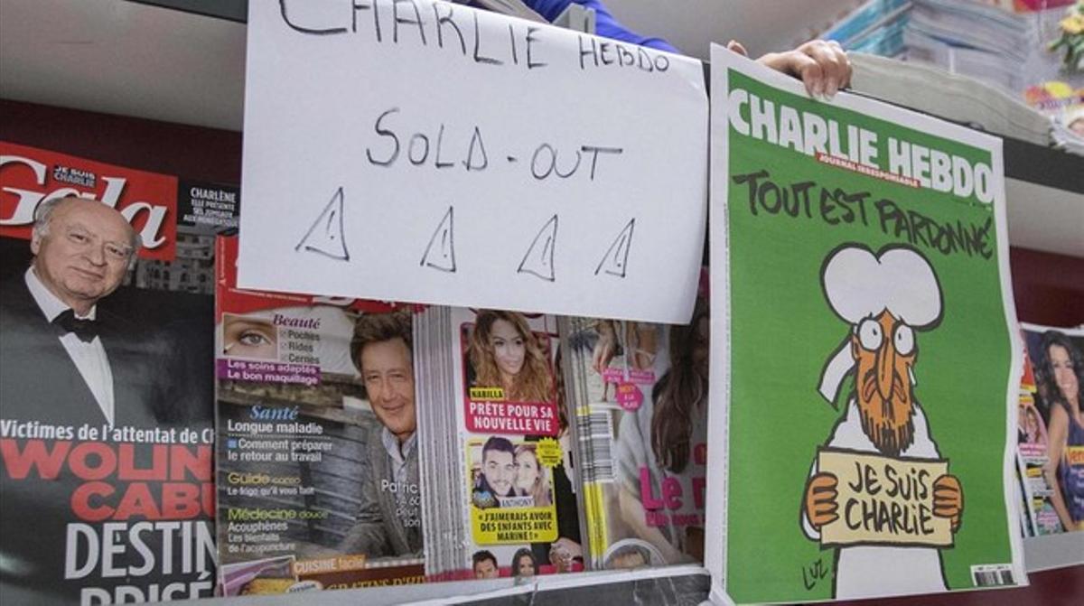 Un cartell indicant que la revista ’Charlie Hebdo’ està esgotada en una llibreria aquest dijous a Brussel·les.