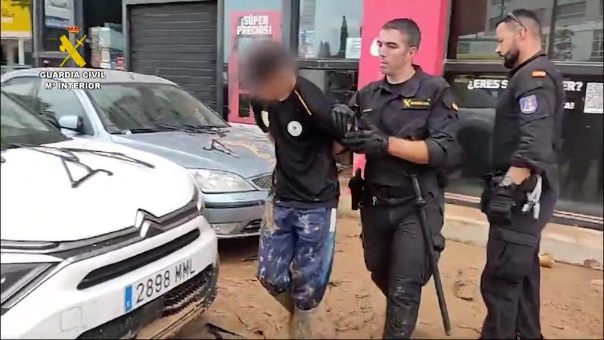 Detenidos por robos y saqueos en comercios de Valencia tras la DANA