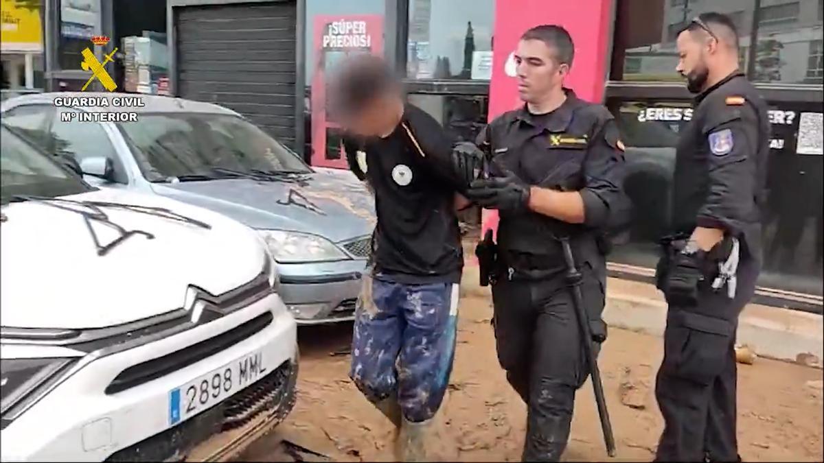 Detenidos por robos y saqueos en comercios de Valencia tras la DANA