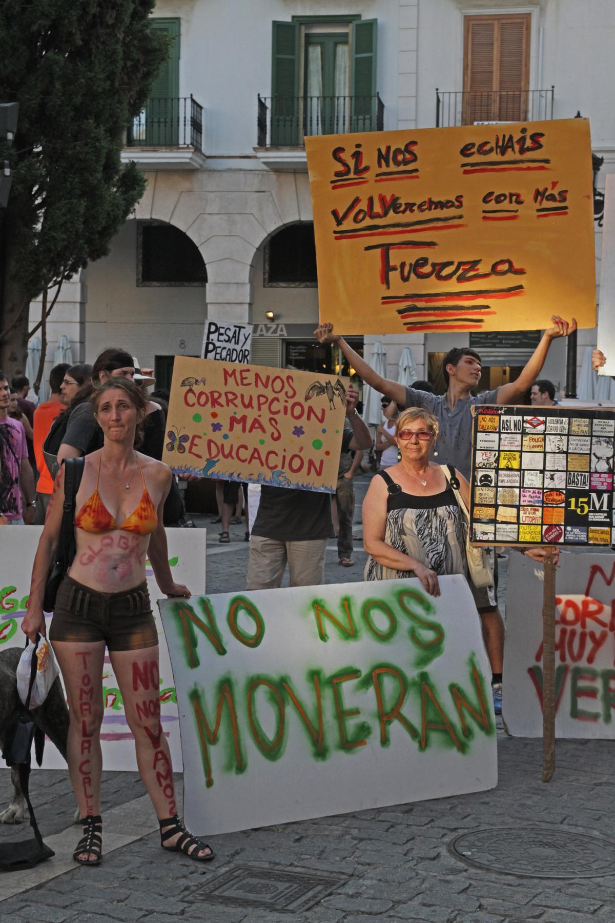 Últimos "indignados" antes de que se levantara la acampada.